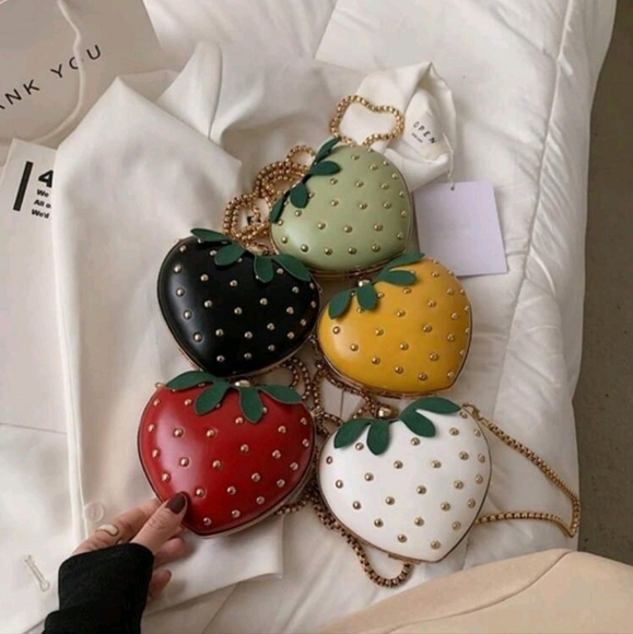 🔹️ Mini BLACK Heart Shaped novelty Bag, Strawberry Design Rivets Crossbody 🖤 - Picture 4 of 4